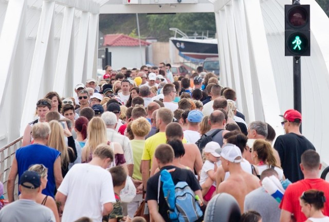 Kładka nad kanałem portowym w Ustce jest niewątpliwą atrakcją turystyczną, która ściąga tłumy. Jednak w tej sytuacji od nikogo odpowiedzialnego nie można się dowiedzieć, czy nikomu nie zagraża