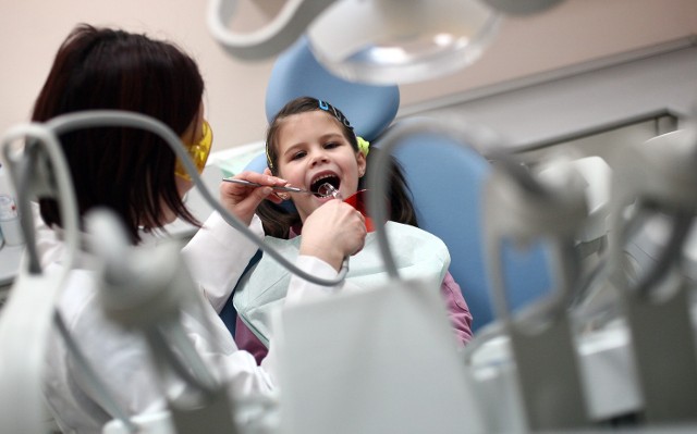Łódzki NFZ wydaje na leczenie stomatologiczne dzieci mniej niż planuje. Winni są rodzice