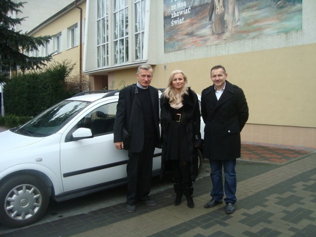 Samochód przekazano rano, przed siedzibą tarnobrzeskiego hospicjum. Na zdjęciu od lewej prałat Michał Józefczyk oraz Iwona i Darek Kołkowie