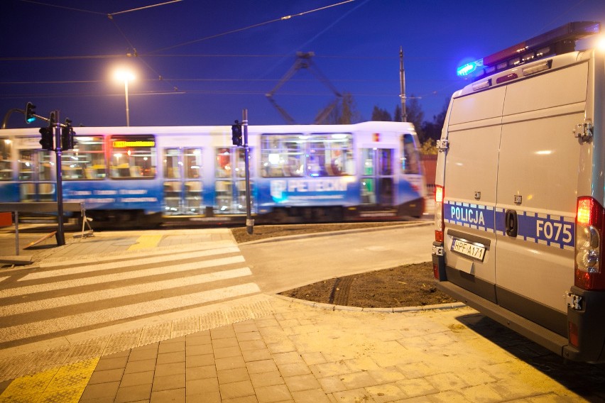 Wypadek na al. Włókniarzy. Tramwaj MPK Łódź potrącił kobietę [ZDJĘCIA]