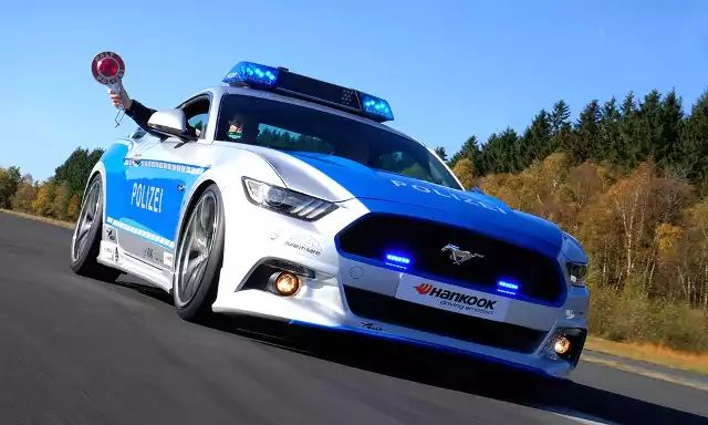 Ford MustangPolicyjnego Mustanga stworzyli eksperci od tuningu z firmy Wolf Racing. Pod maską pracuje pięciolitrowa V-ósemka której moc podniesiono z 421 do 455 KM.Fot. Tune it! Safe!