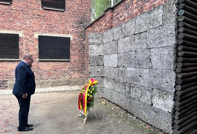 O godzinie 17 dyrektor Muzeum Auschwitz dr Piotr M. A. Cywiński złożył wieniec pod Ścianą Śmierci na dziedzińcu Bloku 11 w byłym obozie Auschwitz I. Oddał tym samym hołd prawie 13 tysiącom mieszkańcom stolicy deportowanym przez Niemców do obozu Auschwitz.