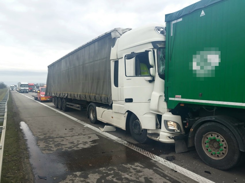 Na A4 pod Wrocławiem zderzyły się dwie ciężarówki.