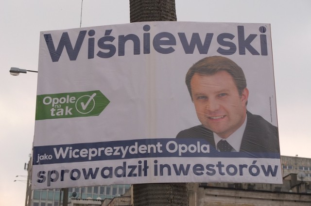 Tablica wyborcza Wiśniewskiego na placu Kopernika.