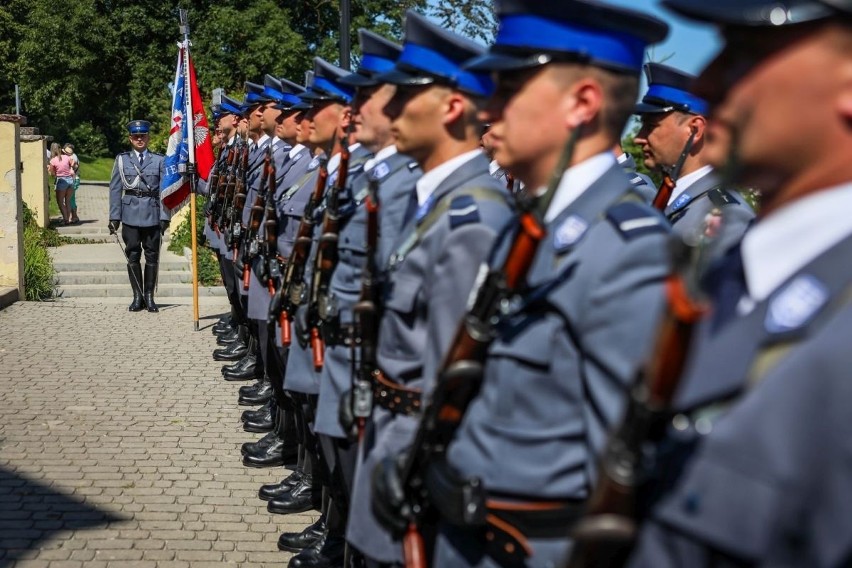 Wojewódzkie Święto Policji tym razem w Chęcinach. Medale, awanse i festyn. Zobaczcie zdjęcia