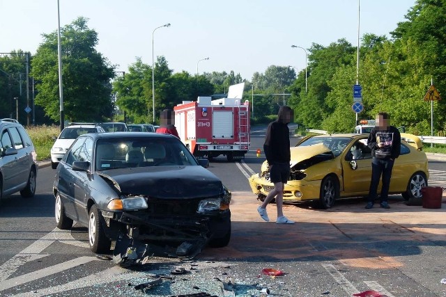 Na ul. Maratońskiej w Łodzi zderzyły się we wtorek rano cztery samochody