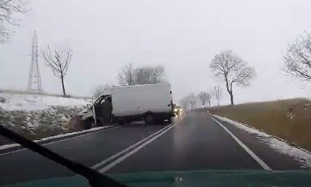 Bus wpadł do rowu i zderzył się z innym autem niedaleko Pamięcina na drodze krajowej nr 31.