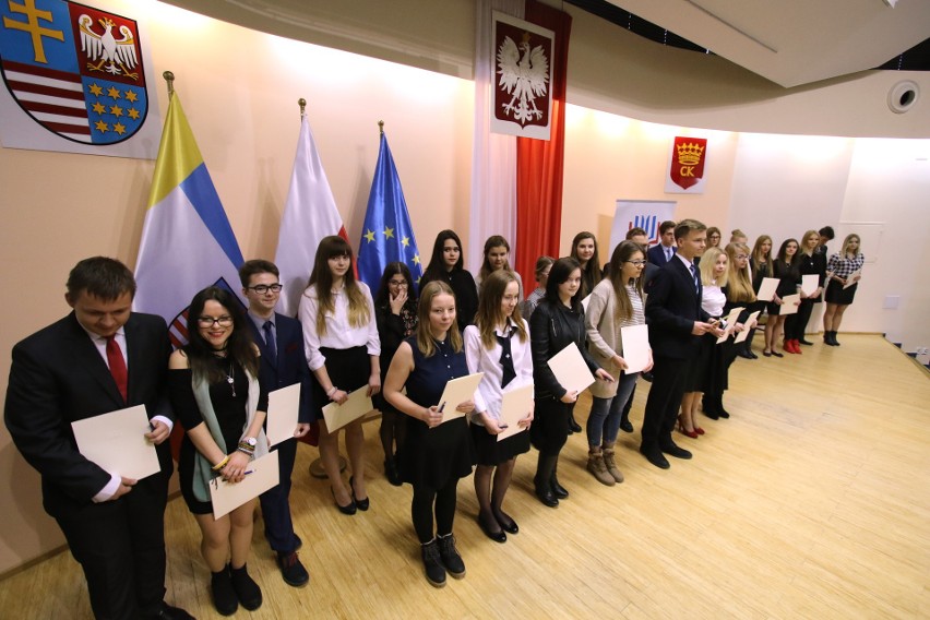  Najlepsi uczniowie ze Świętokrzyskiego odebrali stypendia premiera. Zobacz, kto i ile dostał (ZDJĘCIA, WIDEO)