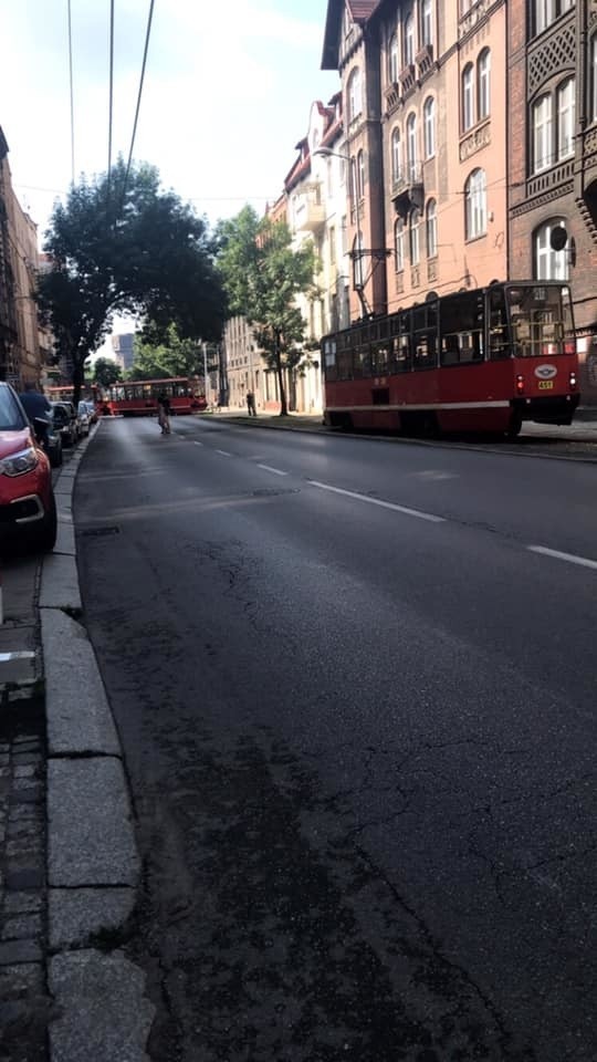 Bytom : autobus wjechał w tramwaj w centrum miasta ZDJĘCIA