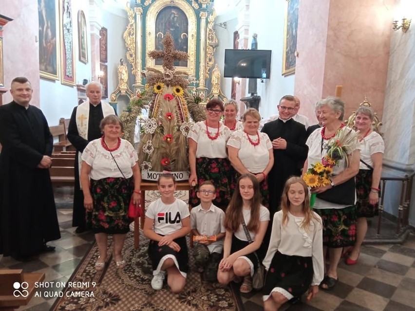Rolnicy z parafii Wniebowzięcia Najświętszej Maryi Panny we Włoszczowie dziękowali za plony (ZDJĘCIA)
