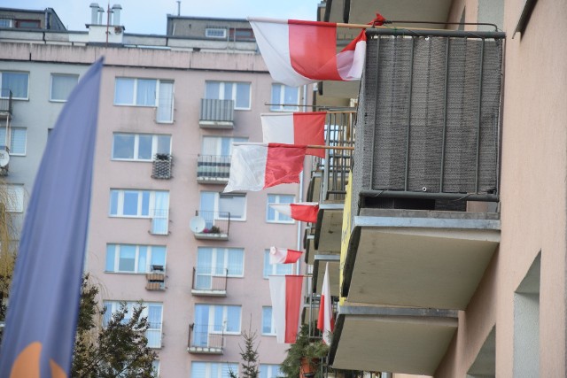 Mieszkańcy w ramach protestu wywiesili na balkonach flagi i banery.