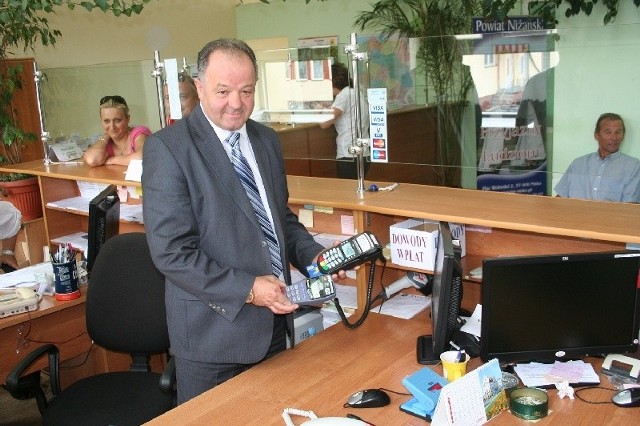 Starosta Gabriel Waliłko prezentuje terminal płatniczy w wydziale komunikacji.