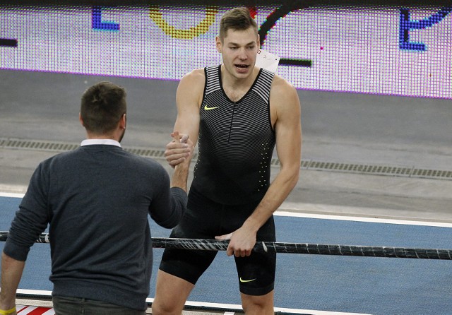Paweł Wojciechowski odbiera gratulacje po osiągnięciu 5,78 m w Łodzi