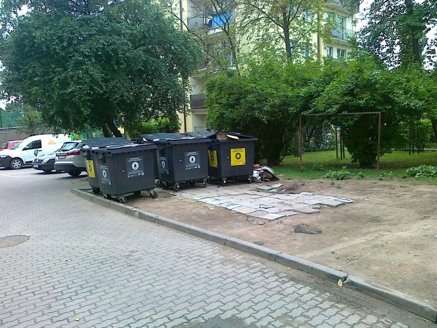 Ponadto mieszkańcy skarżą się, że wywóz śmieci odbywa się za...