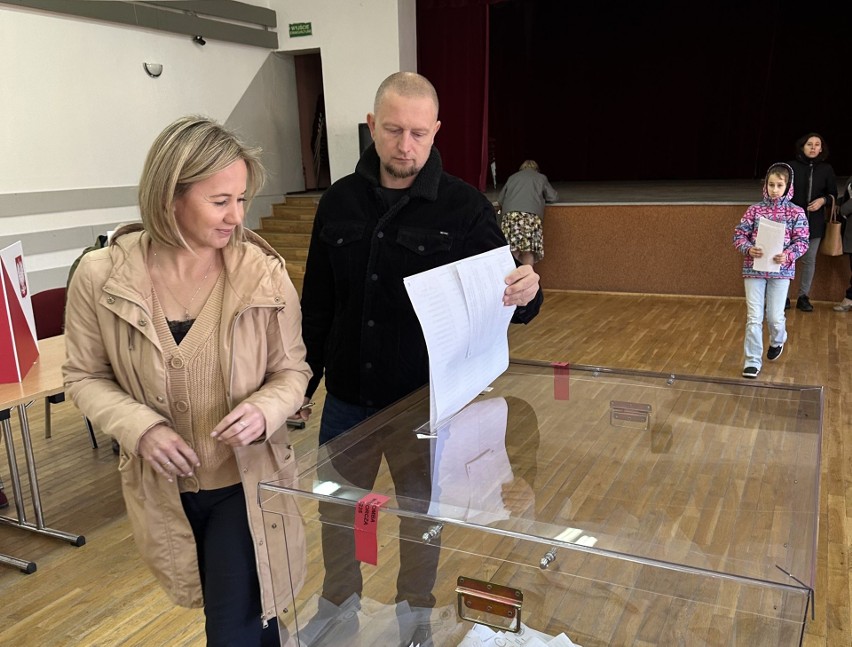 Kolejka do głosowania w lokalu wyborczym w Kałkowie (w...