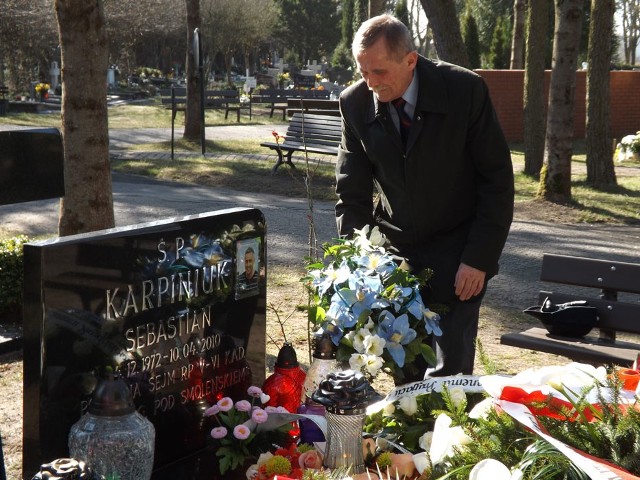 Marek Karpiniuk odwiedził w piątek grób swojego syna, Sebastiana Karpiniuka.