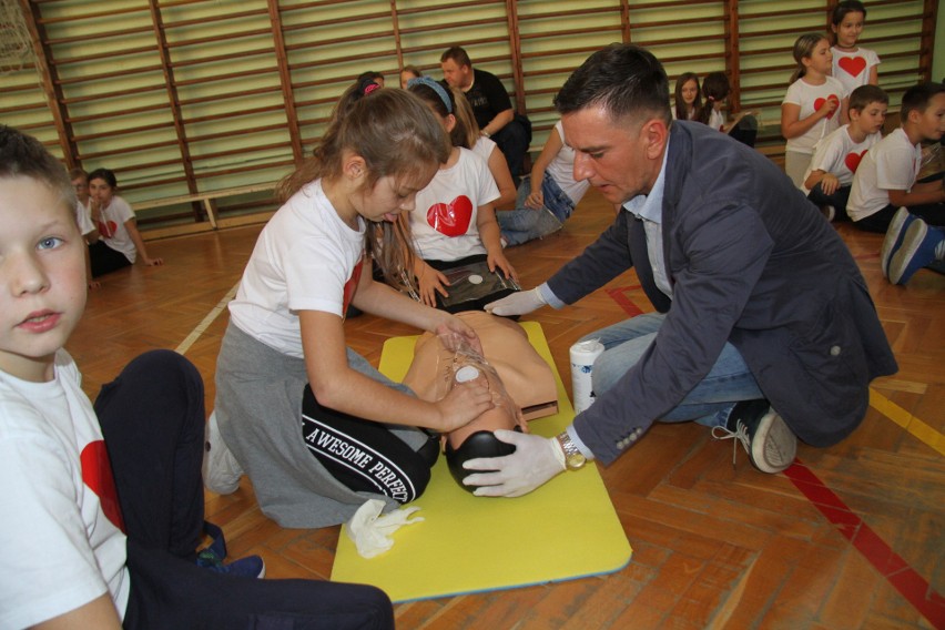 Uczniowie tarnobrzeskiej „czwórki” bili rekord, ucząc się udzielania pierwszej pomocy (zdjęcia)