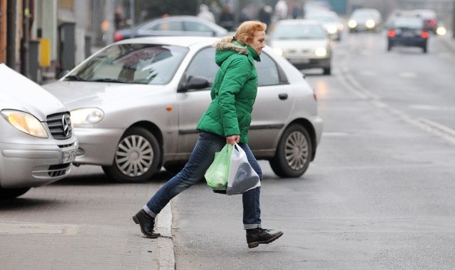 - W tym miejscu aż proszą się pasy. Na razie piesi przechodząc przez jezdnię sporo ryzykują mówi Danuta Walkowska ze Świebodzina