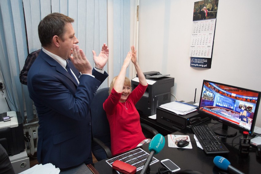 Radość w słupskim sztabie PiS (wideo, zdjęcia)