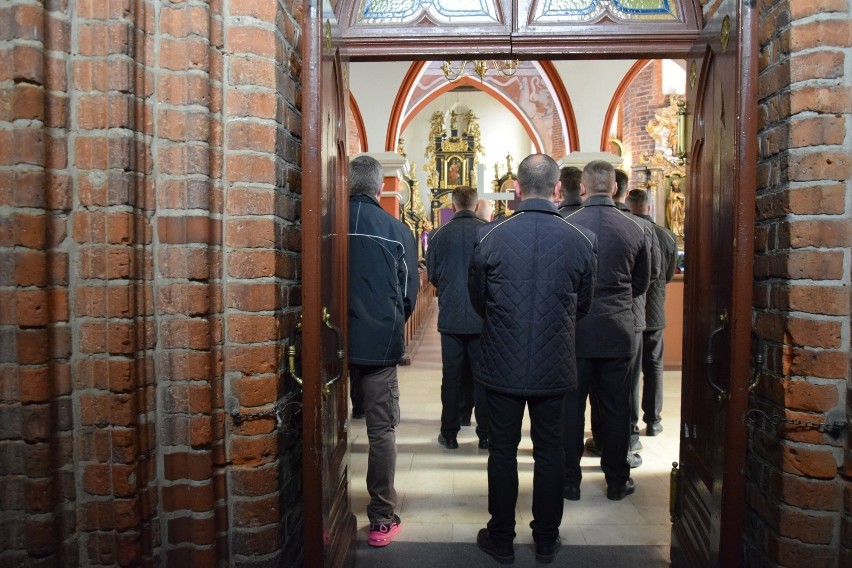 W Starogardzie Gdańskim pożegnano trójkę rodzeństwa tragicznie zmarłego w pożarze ZDJĘCIA 
