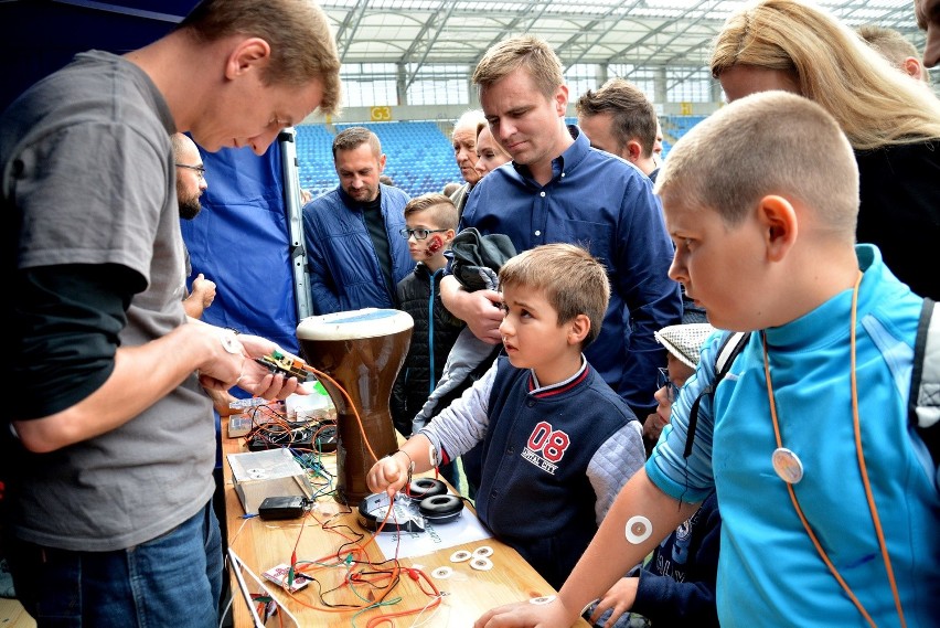 Festiwal Nauki: menzurki i roboty na stadionie