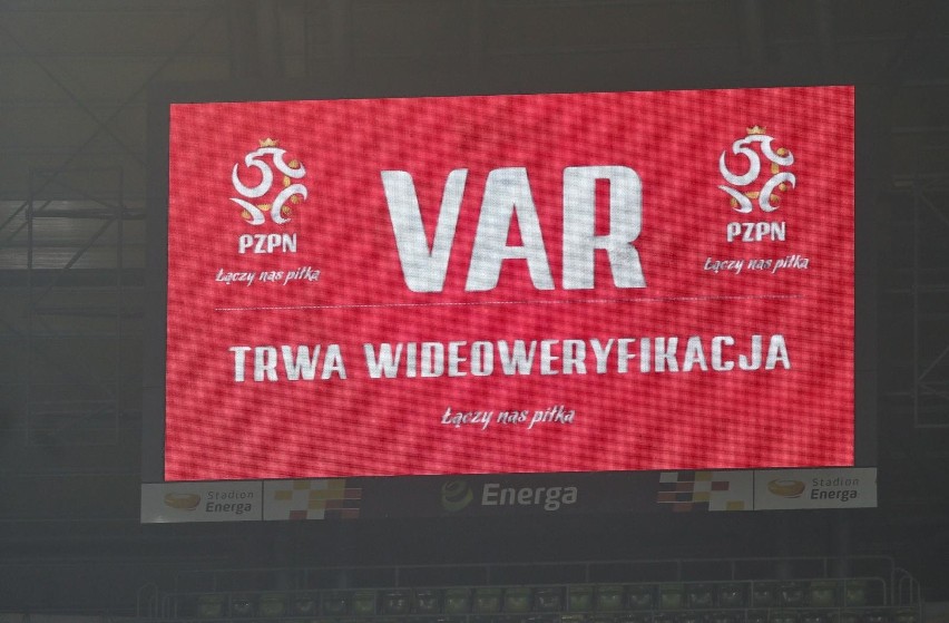 VAR pomaga rozwiązać wątpliwości m.in. przy uznaniu gola,...