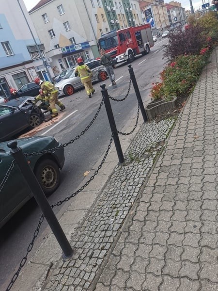 Wypadek na ulicy Zwycięstwa w centrum Koszalina. BMW i audi rozbite [zdjęcia] 