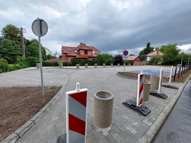 Na 6-arowej działce miejskiej na rogu ul. Młyńskiej i Matejki powstał parking na zaledwie 10 miejsc postojowych. W pobliżu znajdują się m.in. szpital i cmentarz komunalny