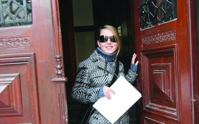 Marta Kiedos przy odrestaurowanych drzwiach w kamienicy przy ulicy Solskiego.