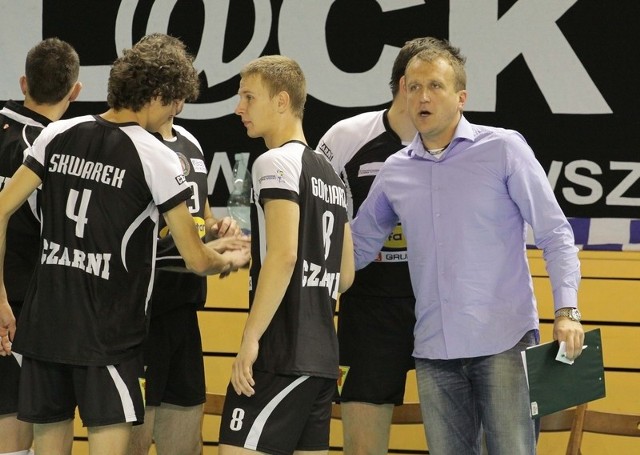 Wojciech Stępień (pierwszy z prawej) nie będzie trenerem Czarnych Radom w pierwszej lidze siatkarzy. Nazwisko jego następcy ma być znane w piątek