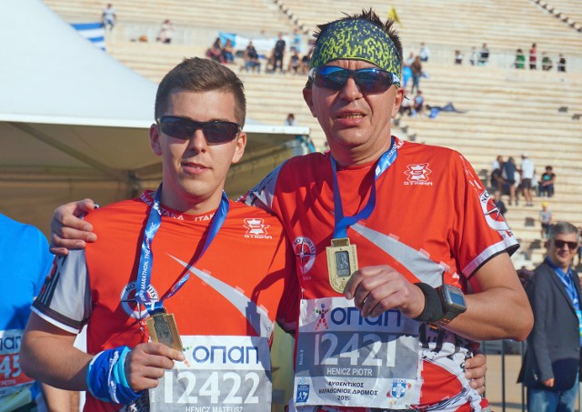 Piotr Henicz (z prawej) z synem Mateuszem na mecie biegu maratońskiego w Atenach