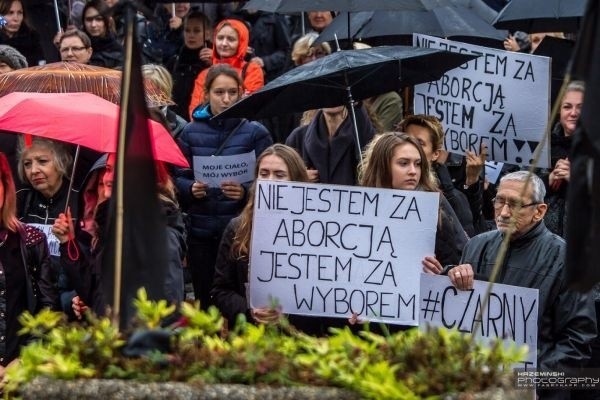 Ruchy lewicowe zgromadziły tysiące Polaków podczas manifestacji w obronie praw kobiet i przeciwko łamaniu konstytucji. Najbliższe wybory samorządowe pokażą, czy Polacy docenią lewicę za ostatnie starania i czy zaufają jej jako swoim reprezentantom