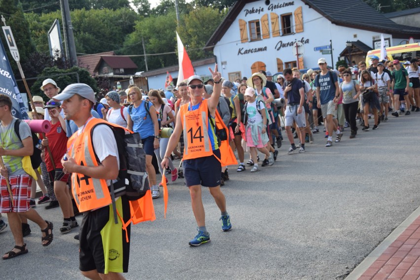 Pielgrzymka Krakowska 2018 w Ogrodzieńcu ZOBACZCIE ZDJĘCIA Pątnicy idą na Jasną Górę przez Jurę Krakowsko-Częstochowską