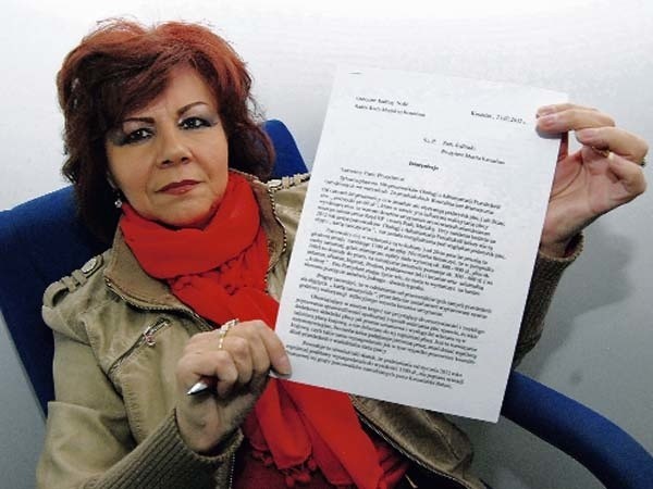 Krystyna Suproń pokazuje interpelację, którą w imieniu pracowników obsługi przedszkoli złożył Grzegorz Andrzej Niski.