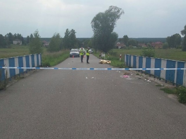 Na miejscu śmiertelnego wypadku w Kozubowie. Policjanci opowiadają, że rozbitego opla znaleźli w rowie trzy kilometry dalej.