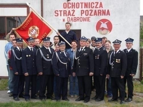 Strażacy z Dąbrowy z nowym sztandarem przed swą remizą – maj...
