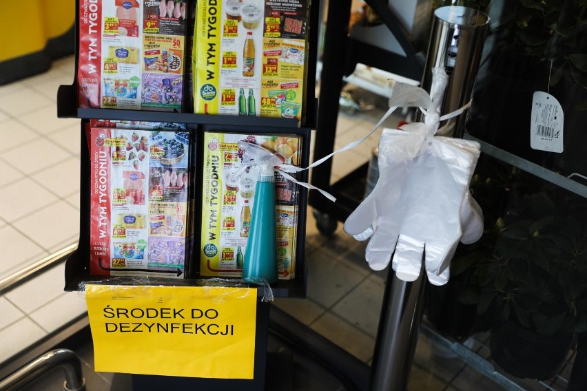 Prawie 90 proc. Polaków nie nosi rękawiczek podczas zakupów...