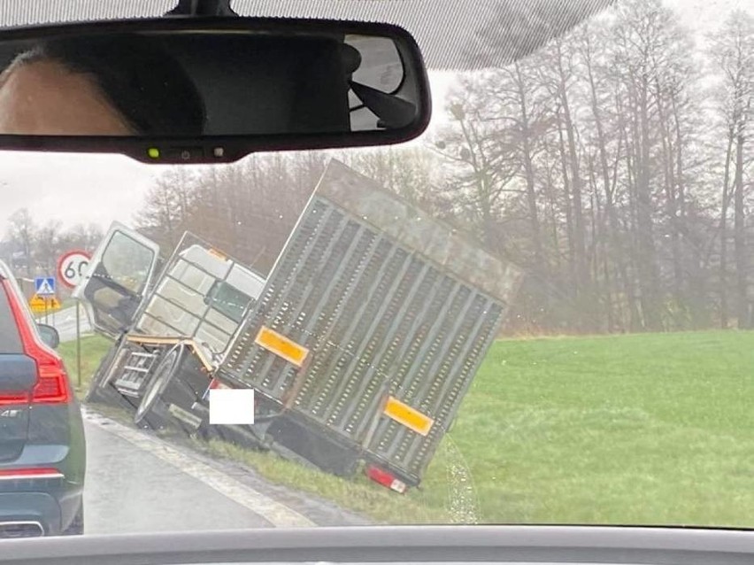 Wypadek dwóch ciężarówek i samochodu osobowego. Dwie osoby...