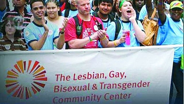 Znak nowojorskiej organizacji zrzeszającej m.in. homoseksualistów (na zdjęciu manifestacja ze strony internetowej www.gaycenter.org)