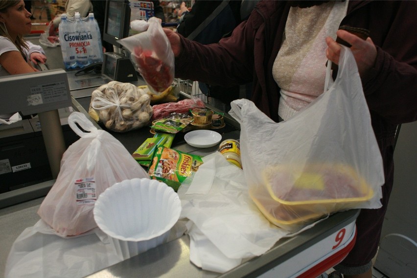 Opłata recyklingowa za torebki foliowe. Ceny reklamówek: Biedronka, Lidl,  Tesco, Auchan. Ile kosztują torebki foliowe? Opłata recyklingowa | Polska  Times