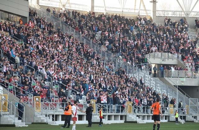 Kibice ŁKS nadal nie mogą myśleć ze spokojem o piątkowej inauguracji sezonu ekstraklasy.  Klub ciągle nie ma zgody na organizację imprezy masowej, a więc nie nie będzie mógł zaprosić na piłkarskie spotkanie z Lechią Gdańsk (początek o godz. 20.30) wszystkich sympatyków, którzy kupili karnety i bilety. Czytaj dalej na kolejnym zdjęciu