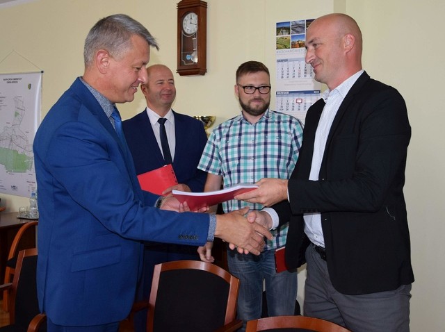 Przekazanie umowy na e- usługi w gminach Mirzec i Wąchocka