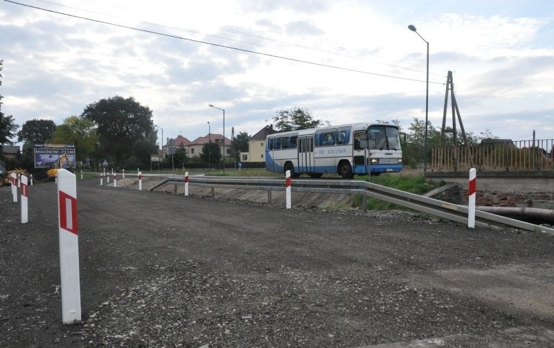 W ramach remontu drogi Olesno - Łowoszów przebudowany...