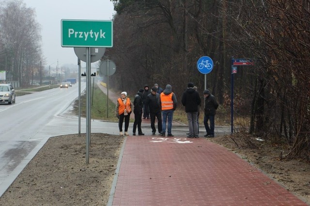 Na odcinku zmodernizowanej drogi wojewódzkiej numer 740 w Oblesie w gminie Przytyk powstał ciąg pieszo-rowerowy.