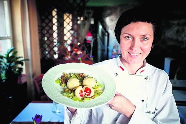 Knedle z truskawkami i kapustą młodą na półsłodko ,jako przykład dania charakterystycznegodla łodzian, przygotowała Urszula Czyżak,szefowa kuchni w restauracji Piotrkowska Klub.