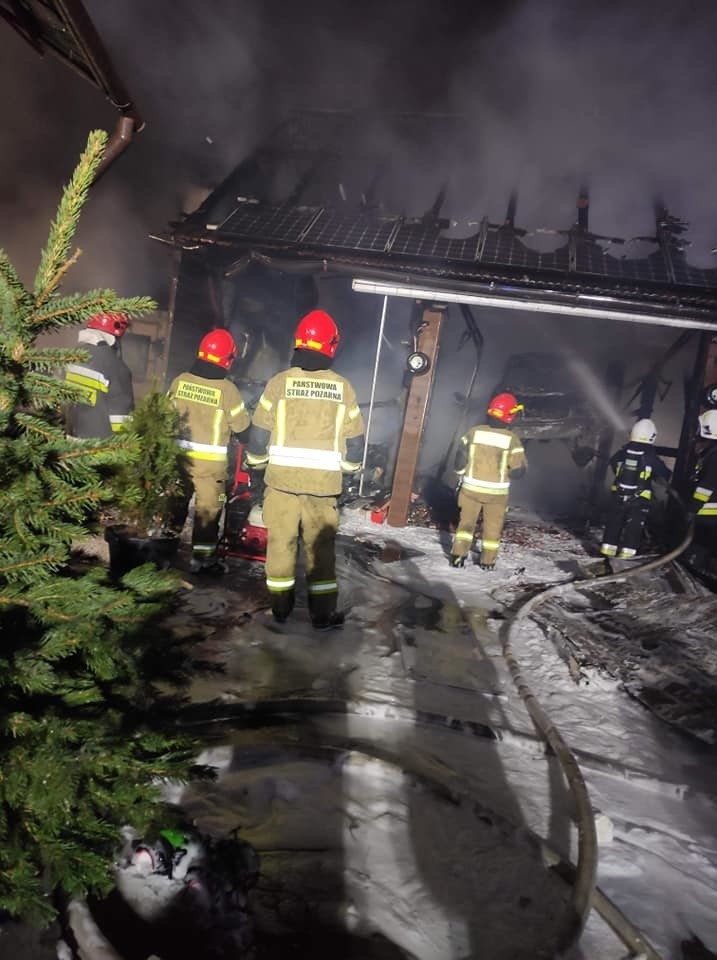 Pożar w gminie Mogilany. Cały garaż stanął w ogniu, spłonęły samochody, zagrożony był dom [ZDJĘCIA]