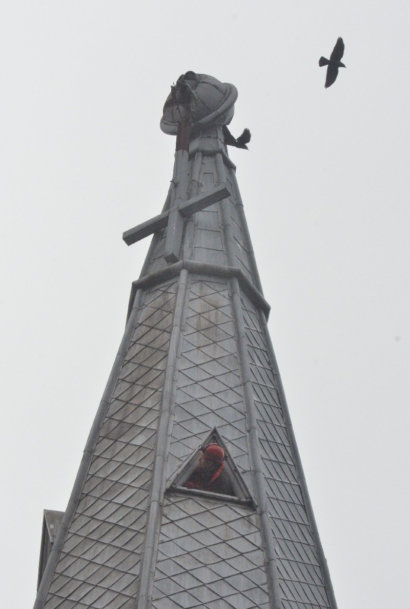 Wichura nad Łodzią. Krzyż na kościele św. Mateusza będzie wisiał do jutra, ul. Piotrkowska zamknięta
