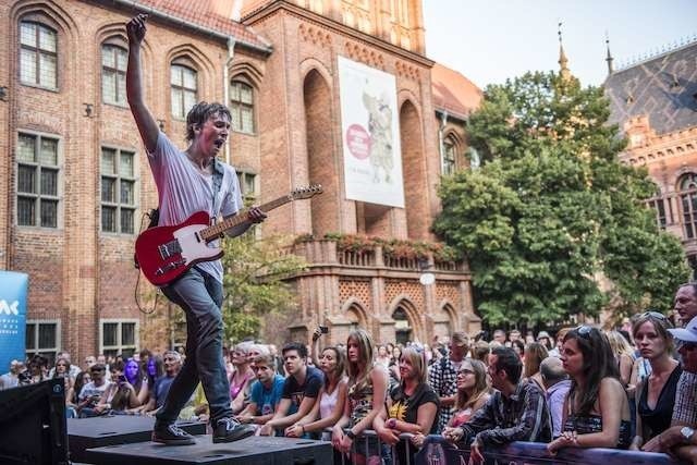 Bart Kiciński z grupy Moove podczas plenerowego koncertu na Rynku Staromiejskim, wieńczącego ubiegłoroczny plebiscyt Toruńskie Gwiazdy