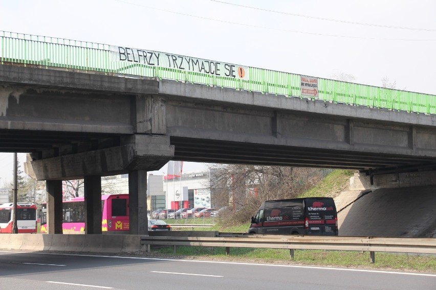 Na wiadukcie nad trasą S1 w Sosnowcu pojawił się baner...