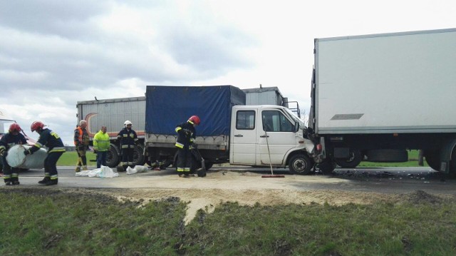 Zderzenia dostawczego volkswagena z ciężarówką na obwodnicy Kluczborka na DK11.